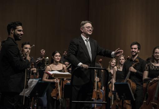 Víctor Pablo Pérez al término de un concerto con la Joven Orquesta de Canrias