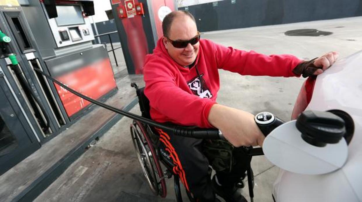 Antonio Estepa, parapléjico en silla de ruedas, en una gasolinera desatendida de Toledo