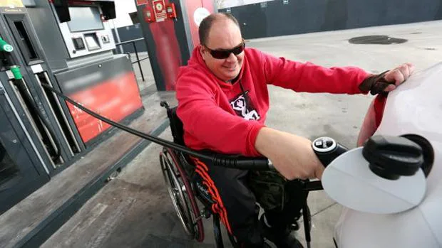 Las gasolineras «desatendidas» en la región deberán tener un surtidor para personas con discapacidad