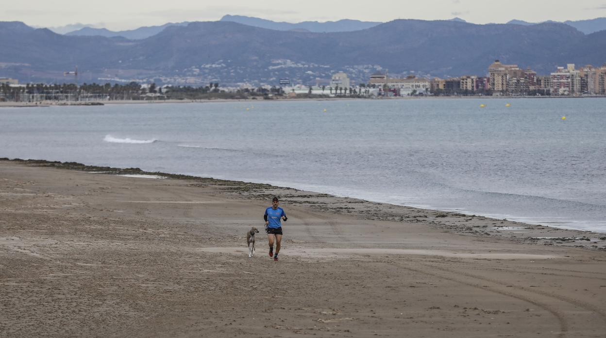 Imagen de archivo de una playa de Valencia