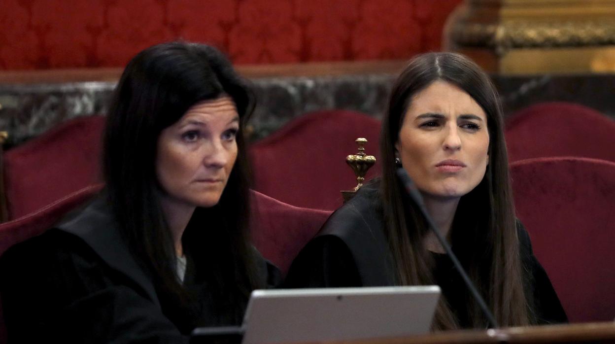 A la izquierda, Rosa María Seoane, la abogada del Estado que acusó en el «procés» y que firme el escrito del caso Junqueras