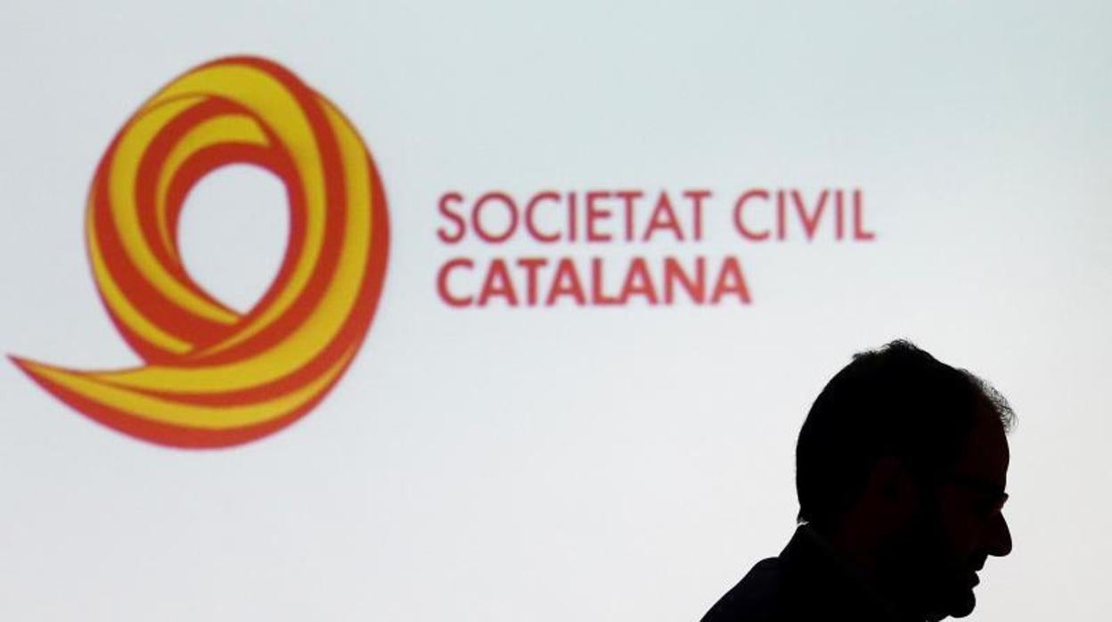 Logo de SCC con la silueta de Sánchez Costa, en una conferencia de este a primeros de mes