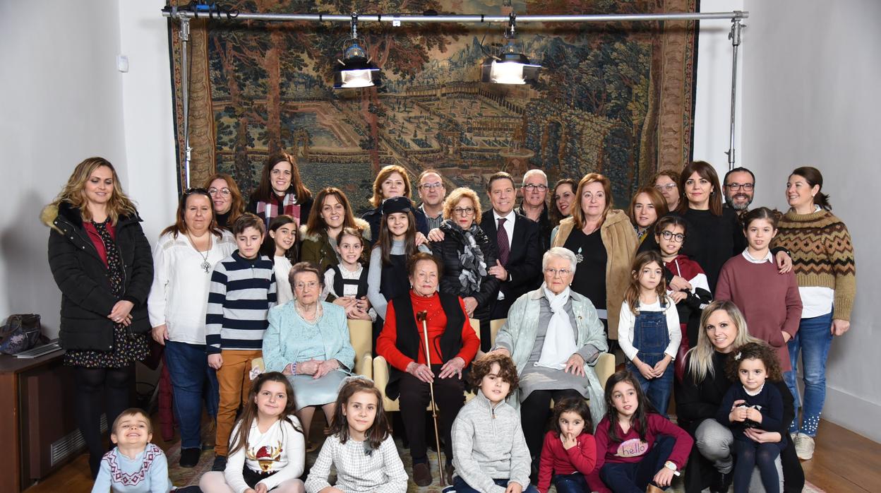 Page en el Palacio de Fuensalida con familias y representantes de diversos colectivos