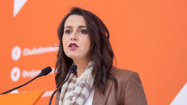 Inés Arrimadas endurece el tono ante un Pedro Sánchez «sin palabra»