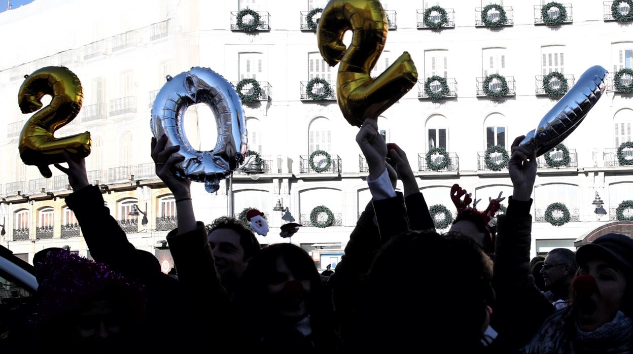 Miles de personas celebran, ayer, el ensayo de las campanadas