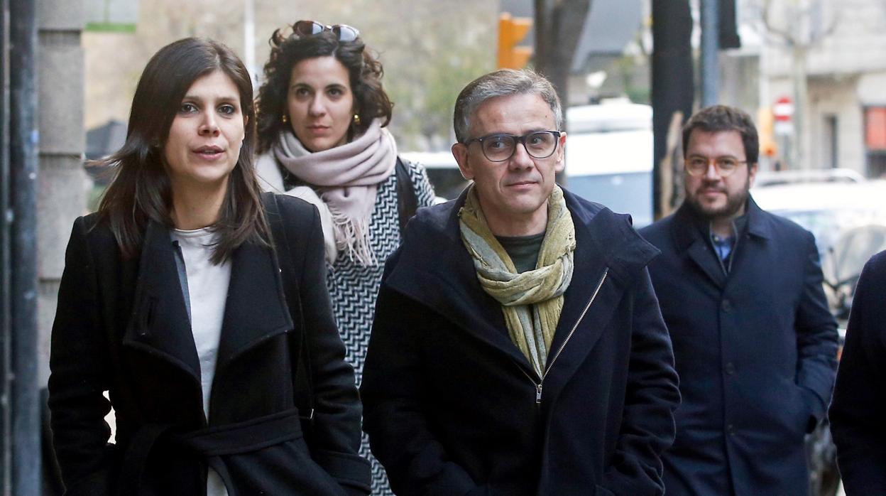 La secretaria general adjunta y portavoz de ERC, Marta Vilalta (i), el presidente del Consell Nacional de los republicanos, Josep Maria Jové (c), y el coordinador nacional del partido y vicepresidente de la Generalitat, Pere Aragonés