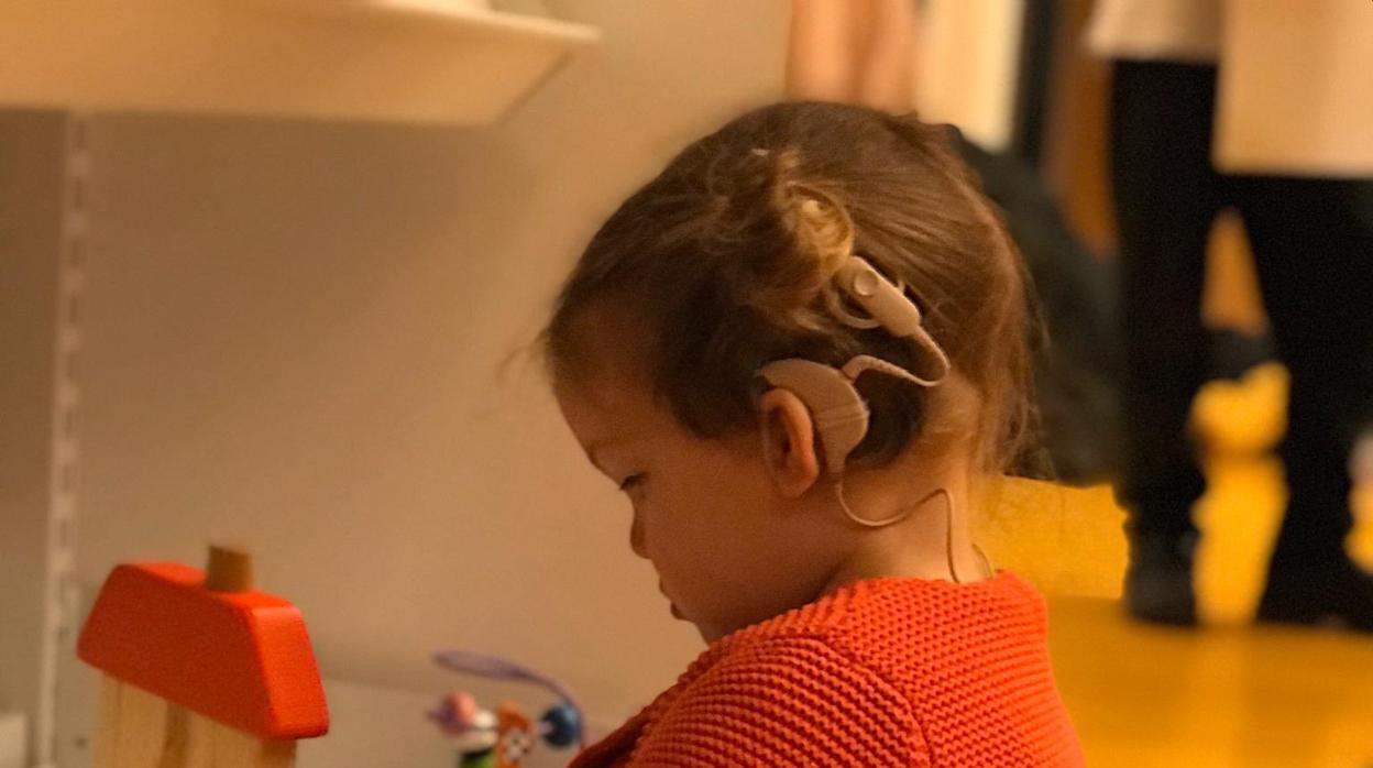Imagen de Olalla, con sus implantes cocleares, compartida por sus padres