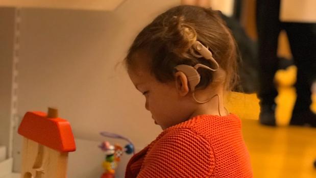 «Mi hija no puede escuchar»: la desesperada búsqueda de los implantes de una niña sorda