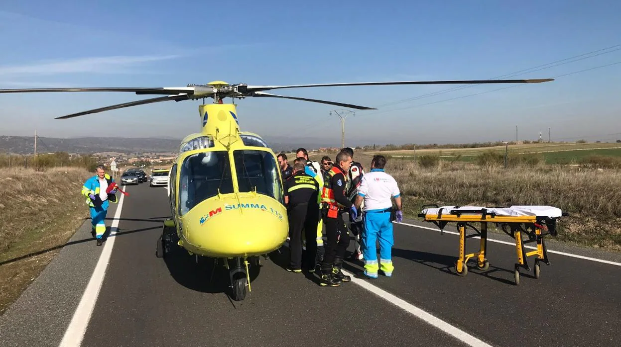 Un helicóptero del Summa traslada al herido al Hospital de La Paz