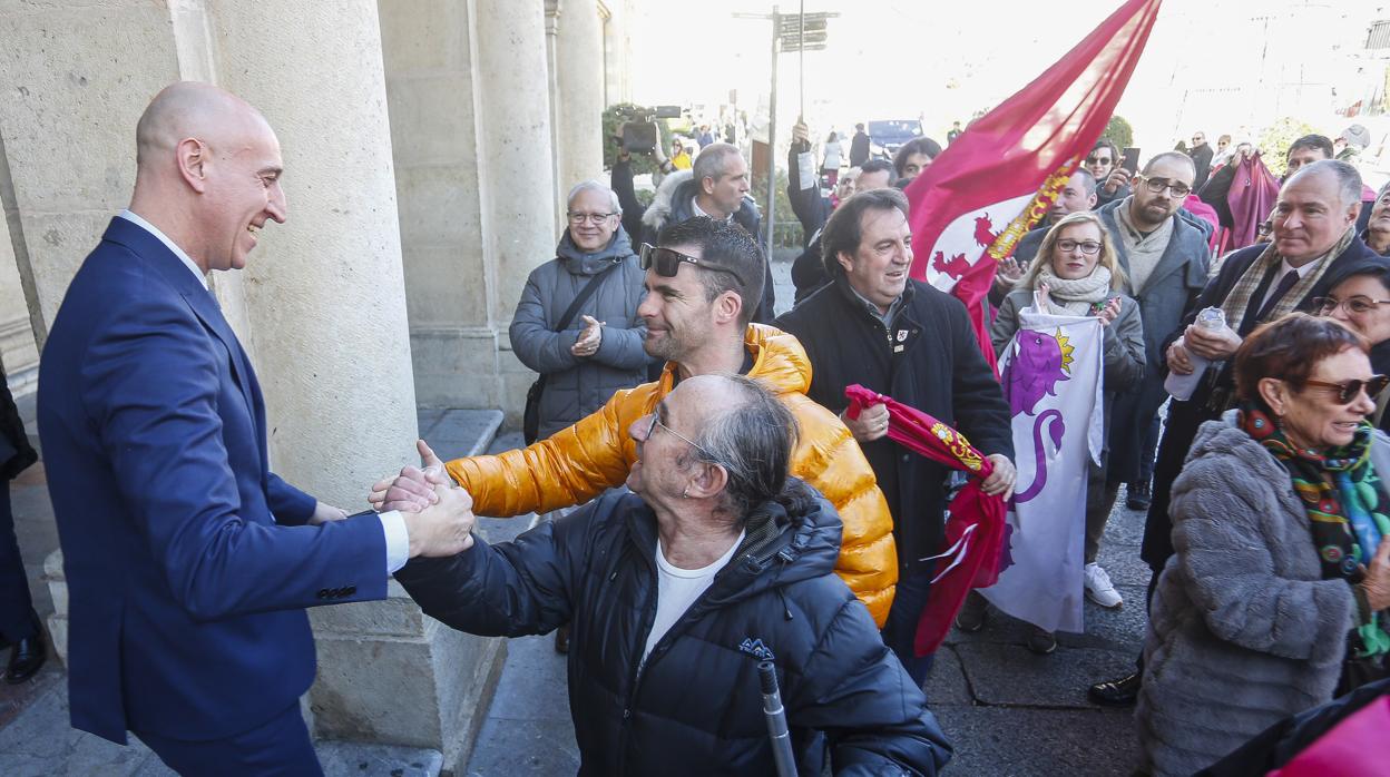 El alcalde de León, José Antonio Diez, saluda a las personas concentradas tras la aprobación de la moción presentada por la UPL para pedir la autonomía de la región leonesa