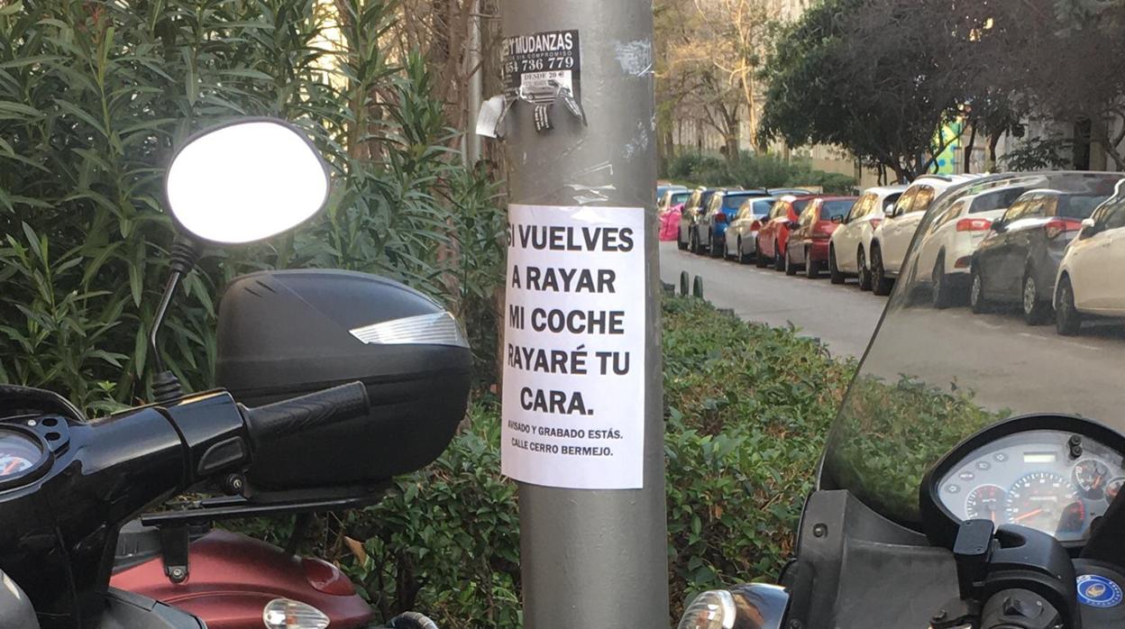 Uno de los carteles que el dueño del coche dañado puso a lo largo de la calle Cerro Bermejo