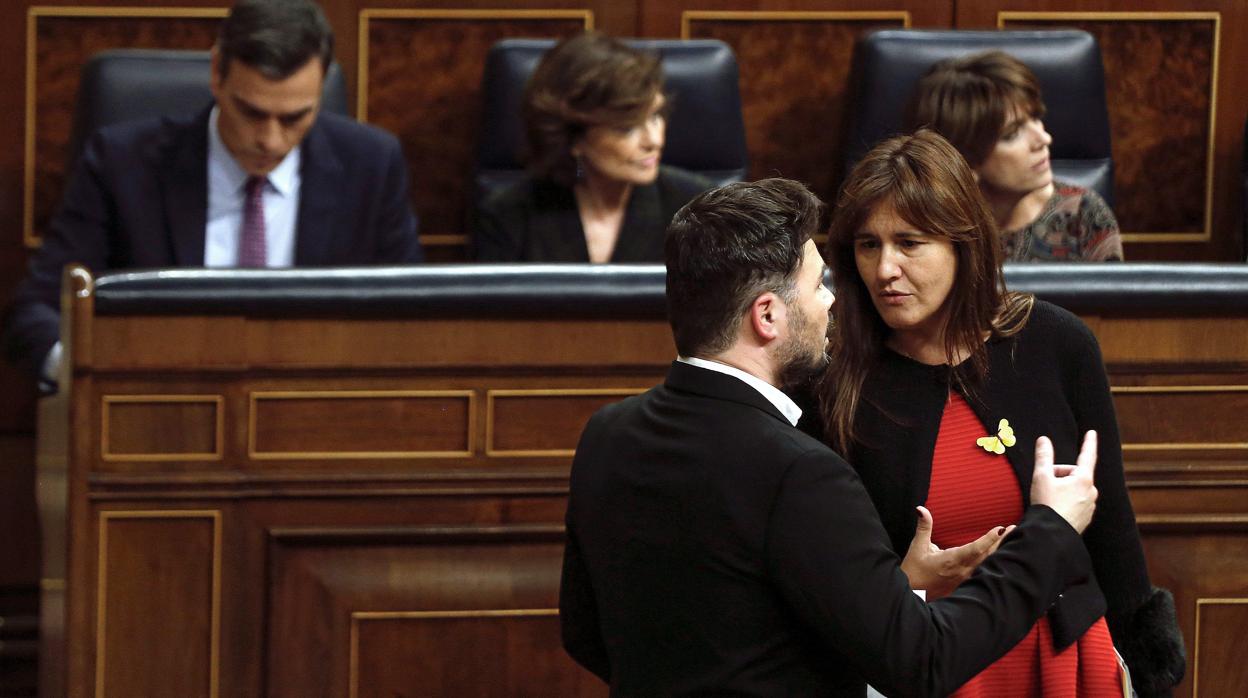 Los independentistas Laura Borràs (JpC) y Gabriel Rufián (ERC) conversan frente a la bancada del Gobierno