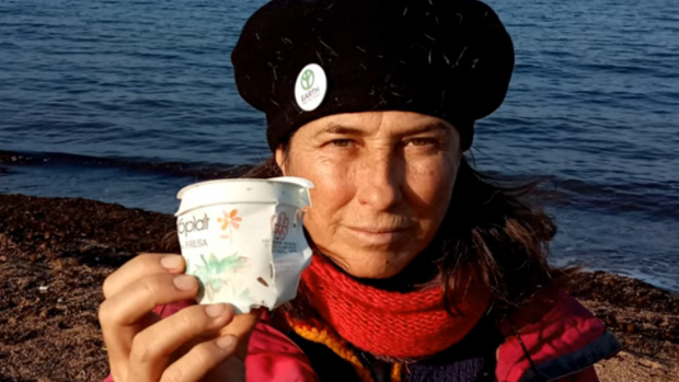 El plástico que sobrevive: encuentran una tarrina de yogur de 1976 casi intacta en una playa de Denia