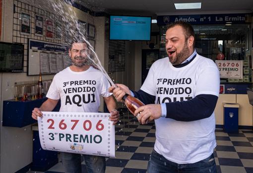 Imagen de la celebración del tercer premio de El Niño en la administración número 1 de Torrent (Valencia)