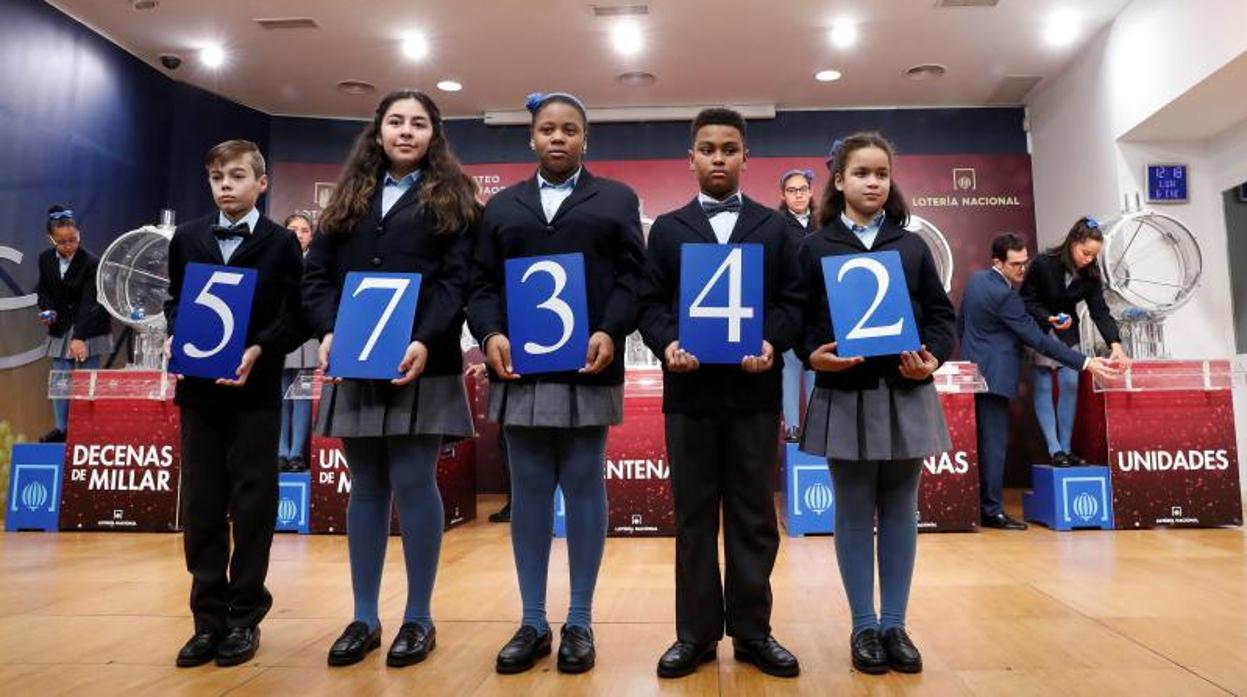 El primer premio del sorteo extraordinario de la lotería del Niño ha sido el 57342