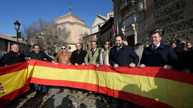 Un centenar de alcaldes del PP se concentra en Toledo contra la investidura de Sánchez