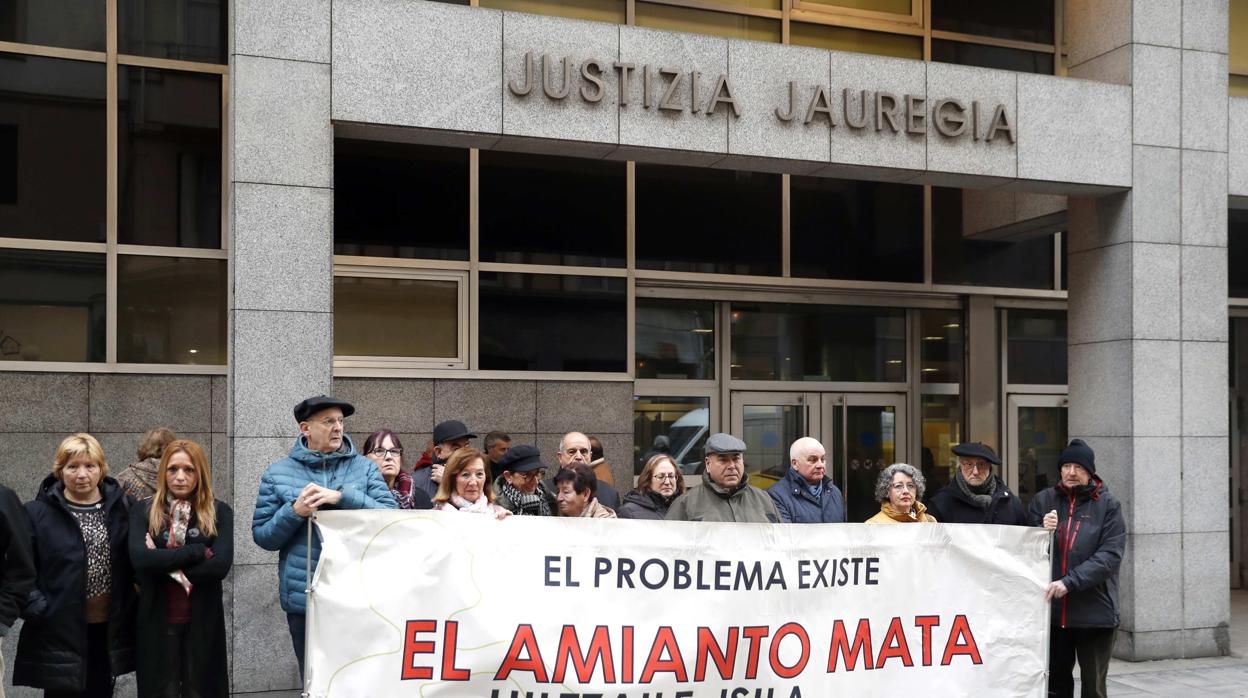 Representantes de Asviamie, en la manifestación de este martes en Bilbao