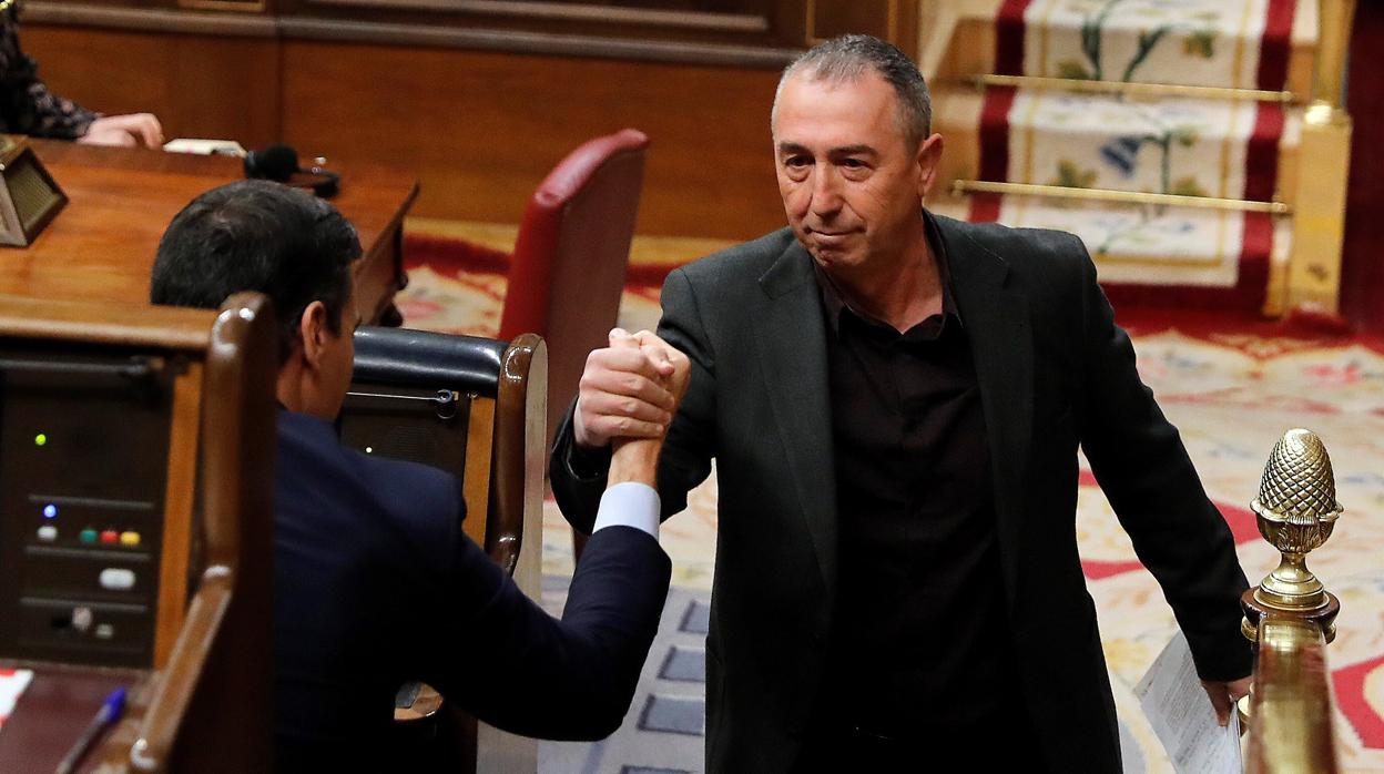 Joan Baldoví saluda a Pedro Sánchez en el pleno celebrado este martes