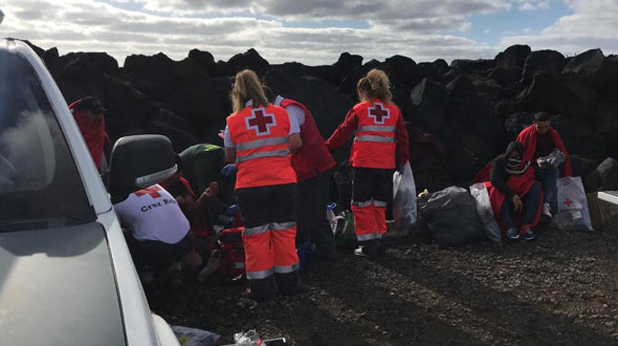 Personal de la Cruz Roja atiende a los inmigrantes