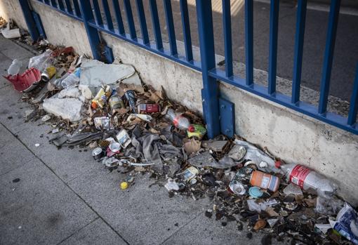 Basura en el entorno del Arco de la Victoria