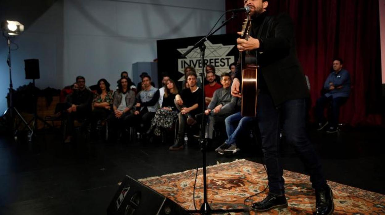 Diego Cantero, cantante de Funambulista, en la presentación de Inverfest