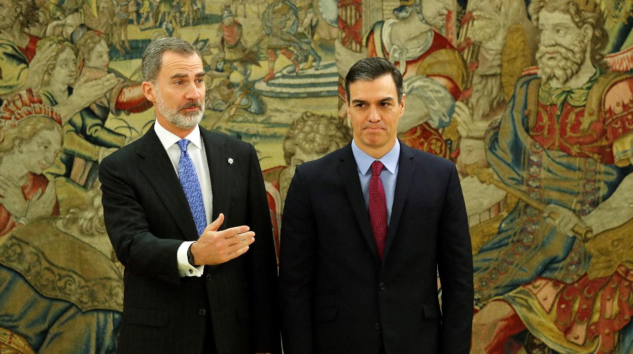 Don Felipe, junto al presidente del Gobierno, Pedro Sánchez