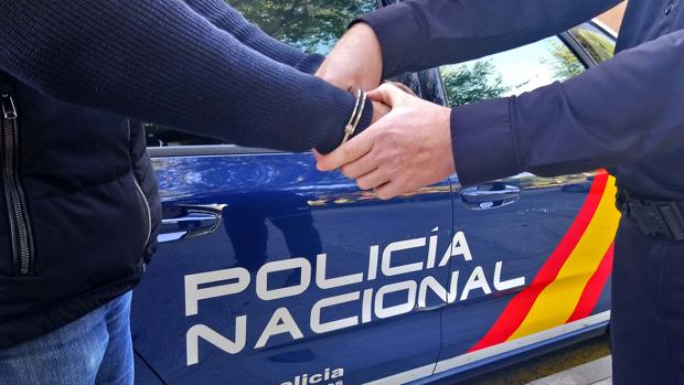 Un «amigo» lo encierra para robarle la tarjeta bancaria y el coche