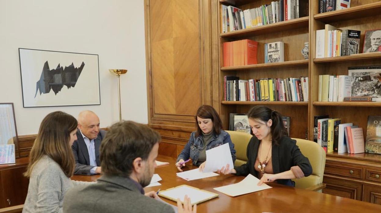 Momento de la firma del protocolo entre los dos grupos parlamentarios