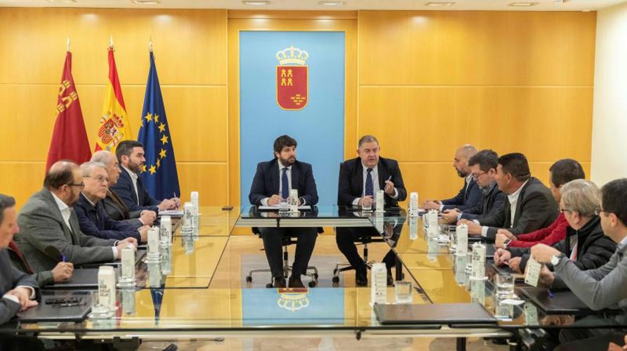 Luengo y Jiménez, con representantes de los regantes en la rueda de prensa ofrecida este miércoles en Murcia