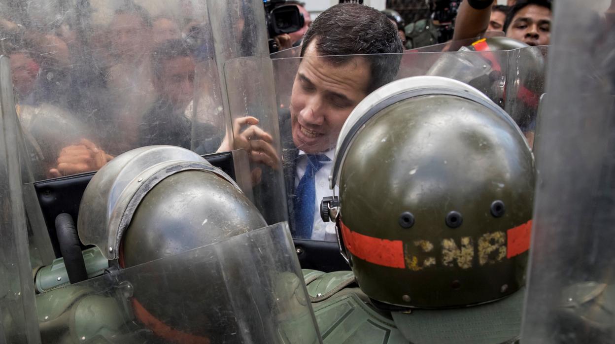 Guaidó y diputados opositores ingresan por la fuerza al Parlamento venezolano