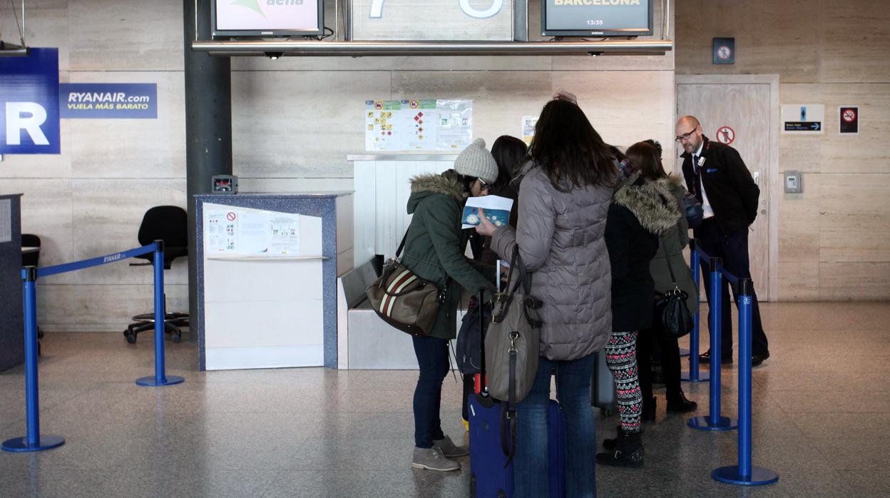 La marcha de ciudadanos de Castilla y León al extranjero y al resto de España cae a su nivel más bajo