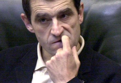 Josu Ternera, cuando disfrutaba de escaño en el Parlamento vasco, poco antes de que se fugara en 2002