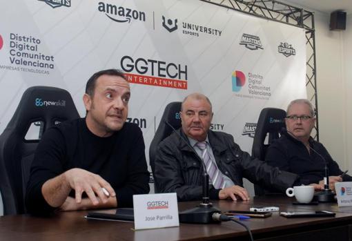 El director general de SPTCV, Antonio Rodes, flanqueado por José Parrilla y Santos Montiel, de GGTech