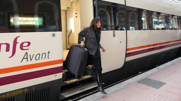 La marcha de ciudadanos de Castilla y León al extranjero y al resto de España cae a su nivel más bajo