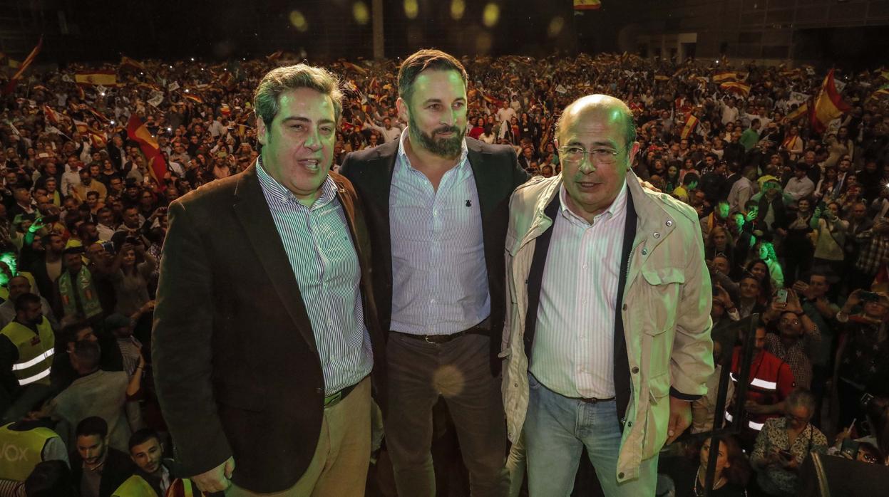 José María Llanos, Santiago Abascal e Ignacio Gil Lázaro, durante un mitin de Vox en Valencia