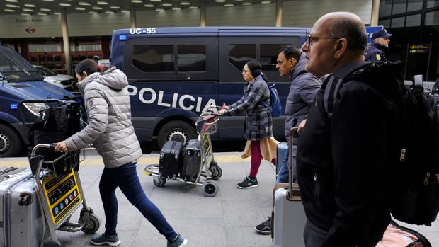 Detenidos dos pasajeros en el aeropuerto de Barajas con seis kilos de cocaína en su equipaje