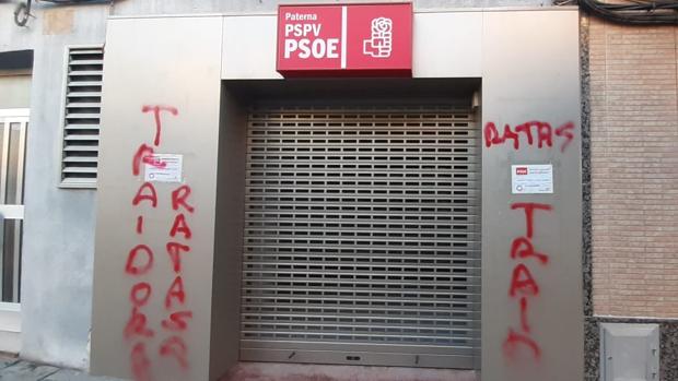 Atacan la sede del PSOE en Paterna con pintadas de «ratas» y «traidores»