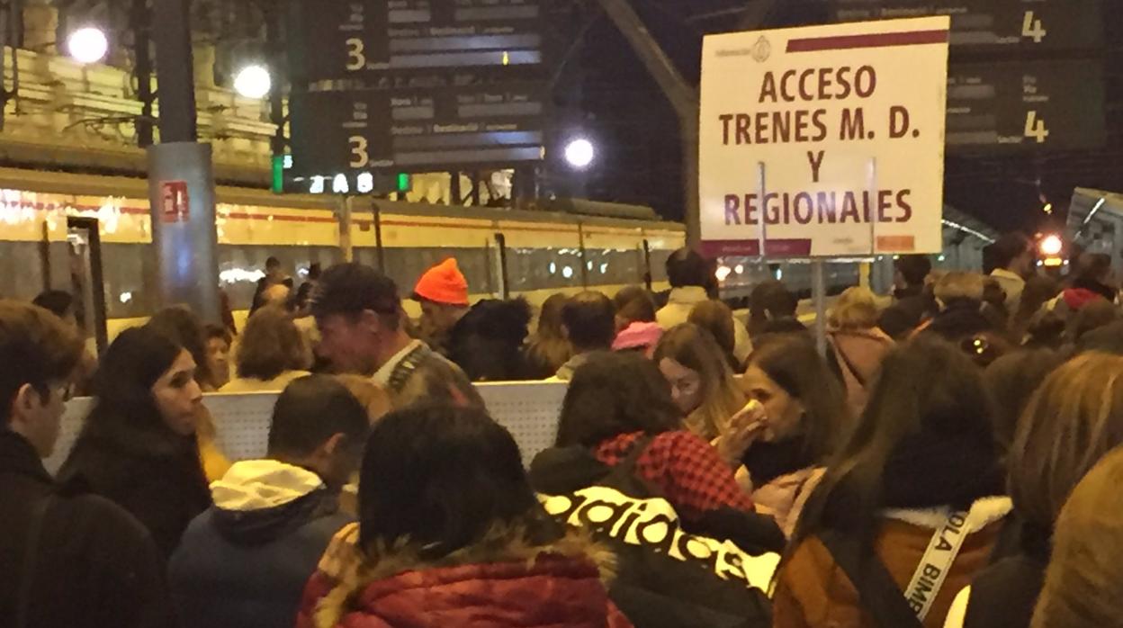 Imagen de usuarios esperando a sus trenes en Valencia este viernes difundida en redes sociales