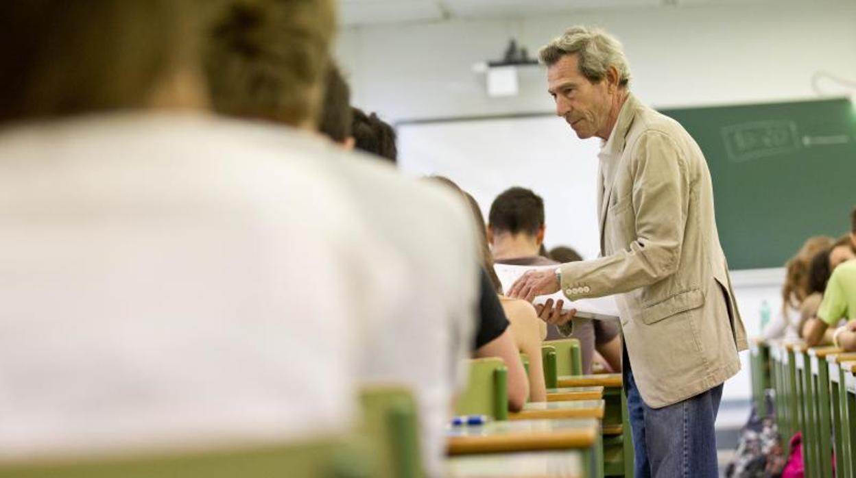 Un docente impartiendo clase en un centro educativo de la Comunidad Valenciana