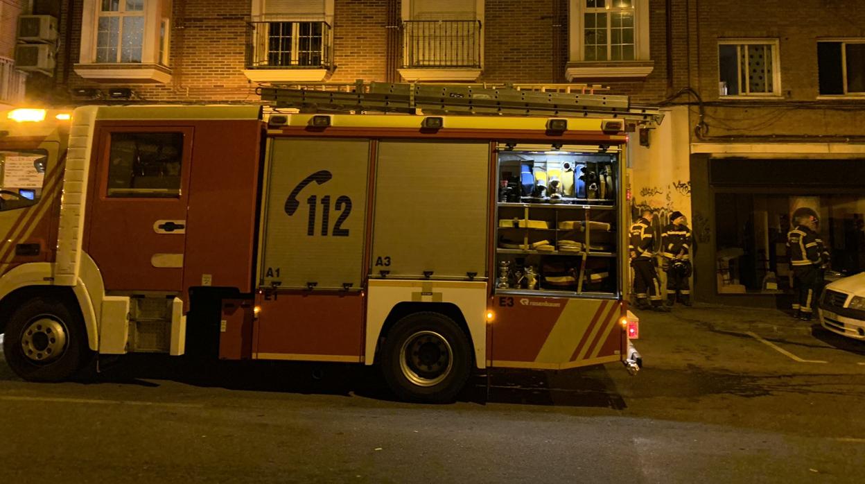 Un camión de bomberos, frente al edificio donde se produjo el incendio