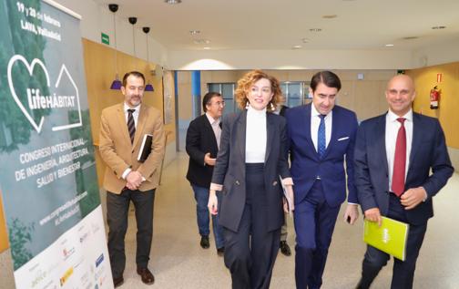 Juan Carlos Suárez-Quiñones junto a los organizadores del congreso internacional Life Hábitat