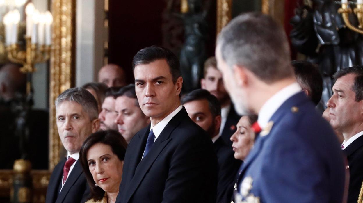 Pedro Sánchez mira al Rey durante la celebración de la Pascua Militar