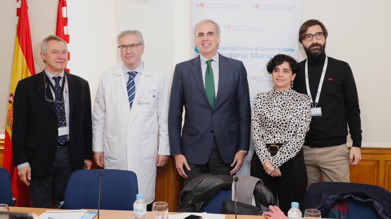 De izq. a dcha., José Luis Díez (Jefe Hematología Gregorio Marañón), Joseba Barroeta (director-gerente del Gregorio Marañón), Enrique Ruiz Escudero (consejero de Sanidad), Encarna Cruz (coordinadora de la Unidad de terapias avanzadas) y Antonoi Pérez (Jefe de hemato-oncología pediátrica de La Paz)