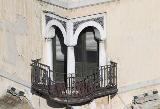 Detalle de uno de los balcones deteriorados y con desconchones