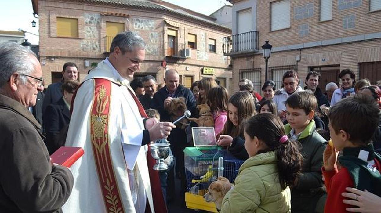 El párroco bendice animales en Gálvez