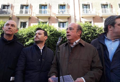 Ignacio Gil-Lázaro y otros dirigentes de Vox en Valencia, este domingo durante la lectura del manifiesto