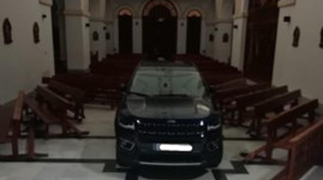 El coche arrasó con gran parte del mobiliario hasta llegar al altar