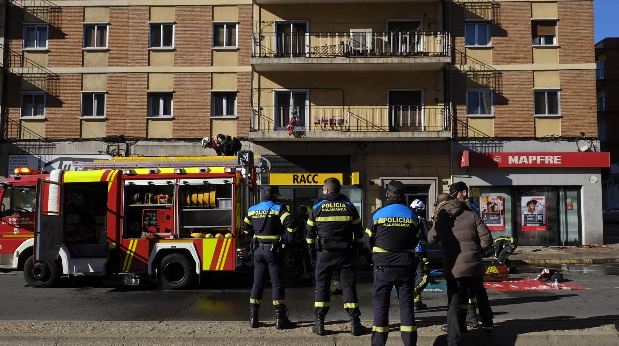 Una persona ha resultado herida tras inhalar humo provocado por un incendio en una vivienda en Salamanca capital