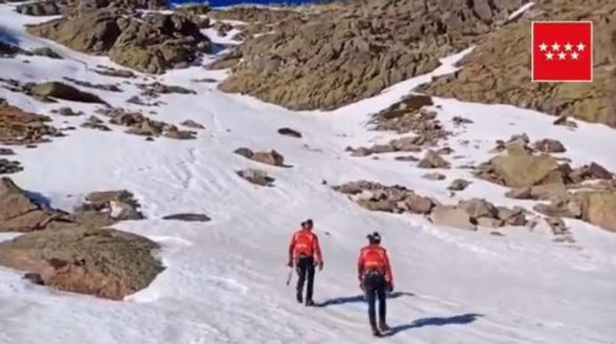 Muere un montañero al despeñarse por una ladera helada en el risco de Los Claveles, en Peñalara