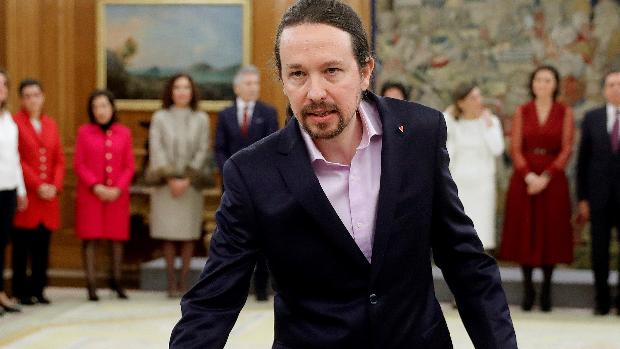 Iglesias y Garzón prometen ante el Rey con un símbolo antifascista